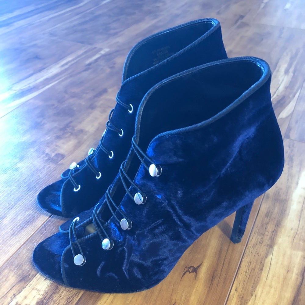 Women’s Enzo Angiolini blue velvet heels size 6